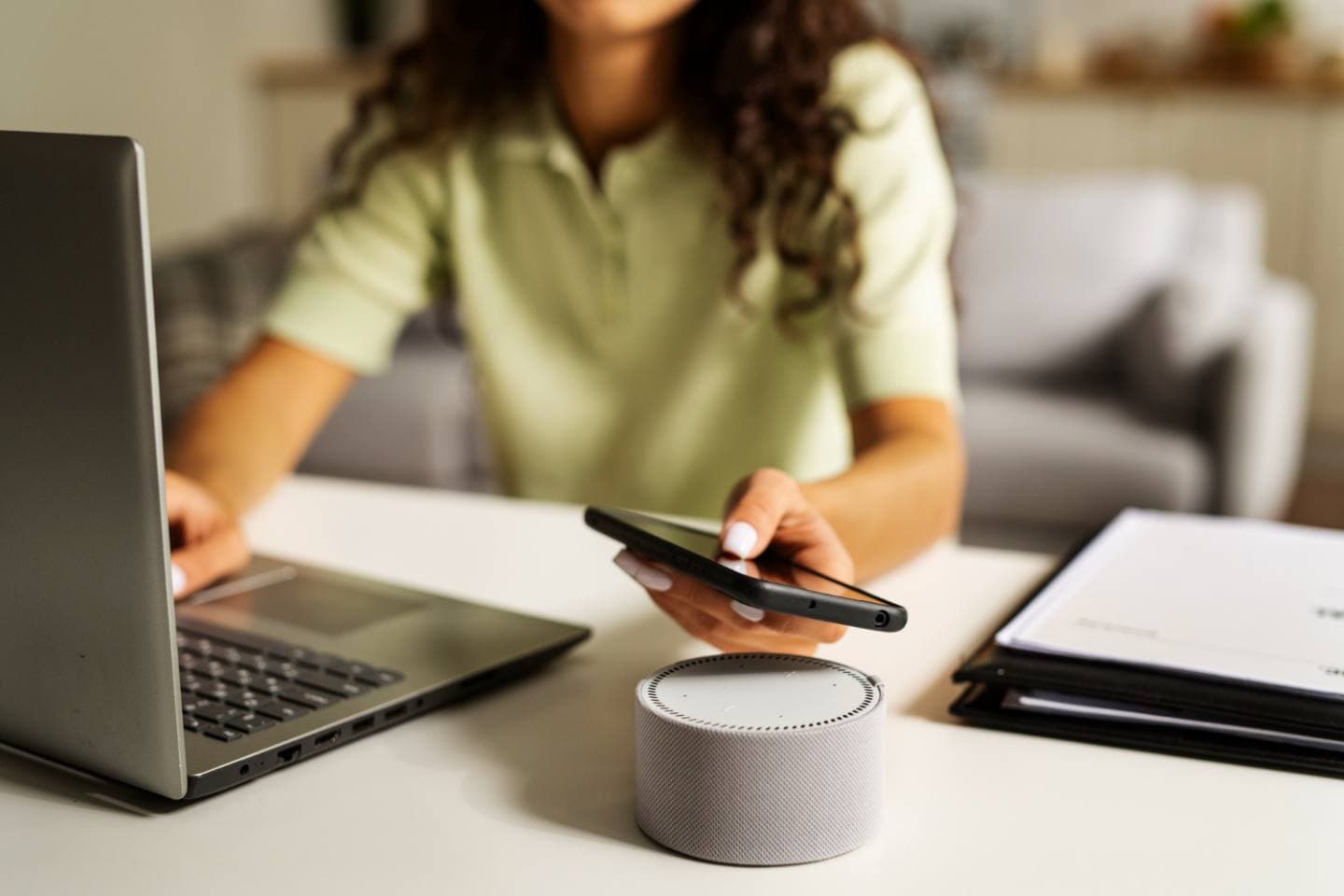 How Do AI-Powered Voice Assistants Boost Retail Customer Experiences?